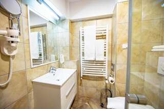 Отель Hotel Pestera Cota 1610 Синая Двухместный номер с 1 кроватью или 2 отдельными кроватями, вид на горы-4